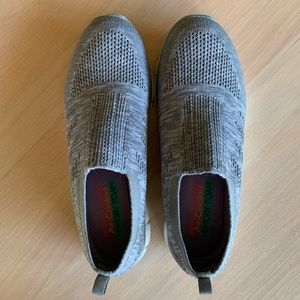 SKECHERS WITH AIR-COOLED MEMORY FOAM